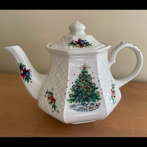 VINTAGE SADLER ENGLAND SALEM CHRISTMAS EVE TREE PORCELAIN TEAPOT -- 32 oz.